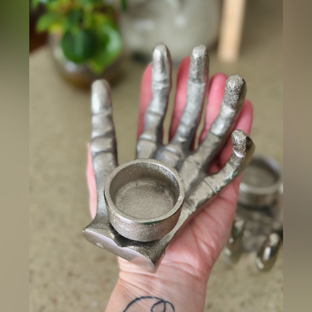 Skeleton hands candle holders - Picture 6 of 10